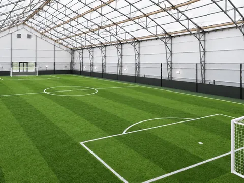 An indoor pitch with no internal columns in the playing area